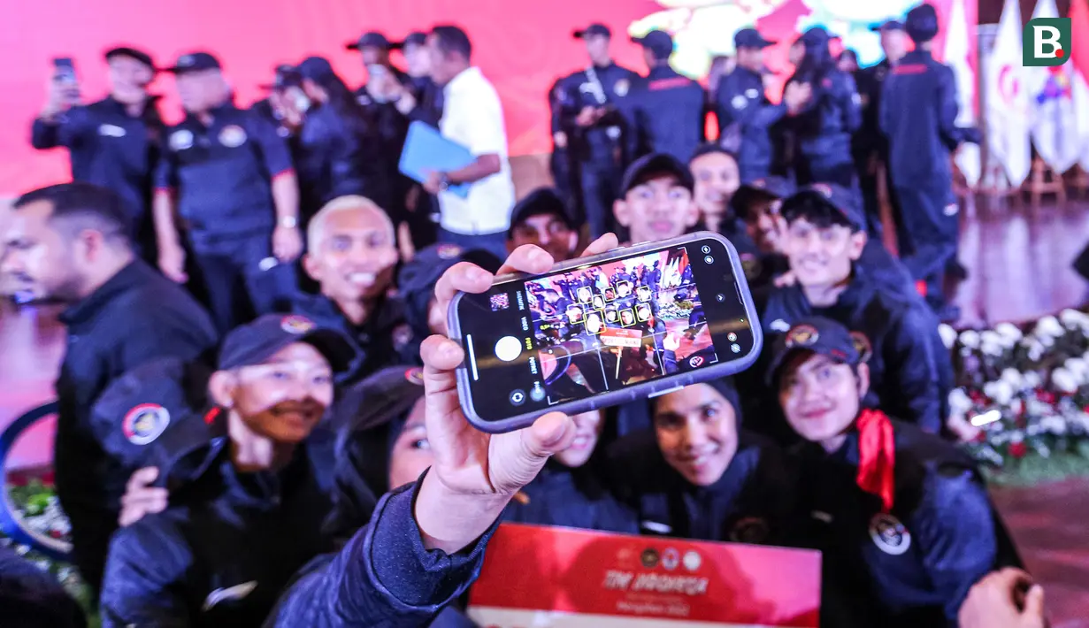 <p>Sejumlah atlet panjat tebing melakukan swafoto setelah pengukuhan Tim Indonesia untuk Asian Games 2022 Hangzhou di Auditorium Kementerian PUPR, Jakarta, Selasa (19/09/2023). (Bola.com/Bagaskara Lazuardi)</p>