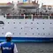 Kapal Pelni KM Dobonsolo yang membawa peserta Mudik Gratis Sepeda Motor sesaat sebelum bersandar di Pelabuhan Tanjung Priok, Jakarta Utara, Minggu (14/4/2024). (Liputan6.com/Angga Yuniar)