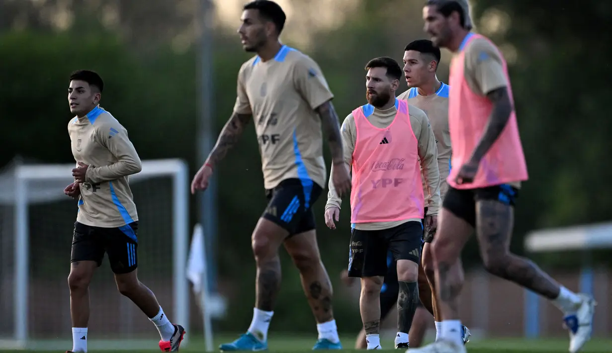 Timnas Argentina bersiap menghadapi dua laga lanjutan Kualifikasi Piala Dunia 2026 Zona CONMEBOL, yakni melawan Paraguay dan Peru. (LUIS ROBAYO/AFP)
