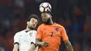 Gelandang Italia, Marco Parolo, duel udara dengan striker Belanda, Jeremain Lens. Belanda sebenarnya tampil lebih mendominasi dengan penguasaan bola hingga 56 persen sedangkan Italia hanya 44 persen. (AFP/John Thys)