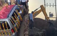 Keluarga Kaya Raya di India Makamkan Mobil Tua Pembawa Keberuntungan dengan Ritual Khusus, Biayanya Tak Kaleng-Kaleng