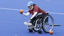 Seorang atlet Lawn Bowls saat mengikuti sesi latihan di Lapangan Hoki, GBK, Jakarta, Rabu, (19/9/2018). Latihan tersebut merupakan persiapan jelang Asian Para Games 2018. (Bola.com/M Iqbal Ichsan)