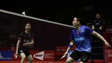 Ganda putra Indonesia, Kevin Sanjaya Sukamuljo/Marcus Fernaldi Gideon, saat menghadapi ganda Malaysia, Aaron Chia/Soh Wooi Yik, pada laga Indonesia Masters 2020 di Istora Senayan, Jakarta, Sabtu (18/1). Kevin/Marcus menang dua gim dengan skor 21-19 dan 21-19. (Bola.com/Yoppy Renato)