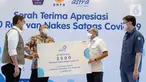 DIC Astra Financial, Transportation & Logistic, Suparno Djasmin (kedua kanan) menyerahkan asuransi BPJSTK, asuransi kecelakaan diri Garda Me, dan healthy kit kepada Ketua Satgas Penanganan Covid-19, Letjend.TNI Ganip Warsito (kedua kiri) di Graha BNPB, Jakarta (07/09/2021). (Liputan6.com/HO/Astra)