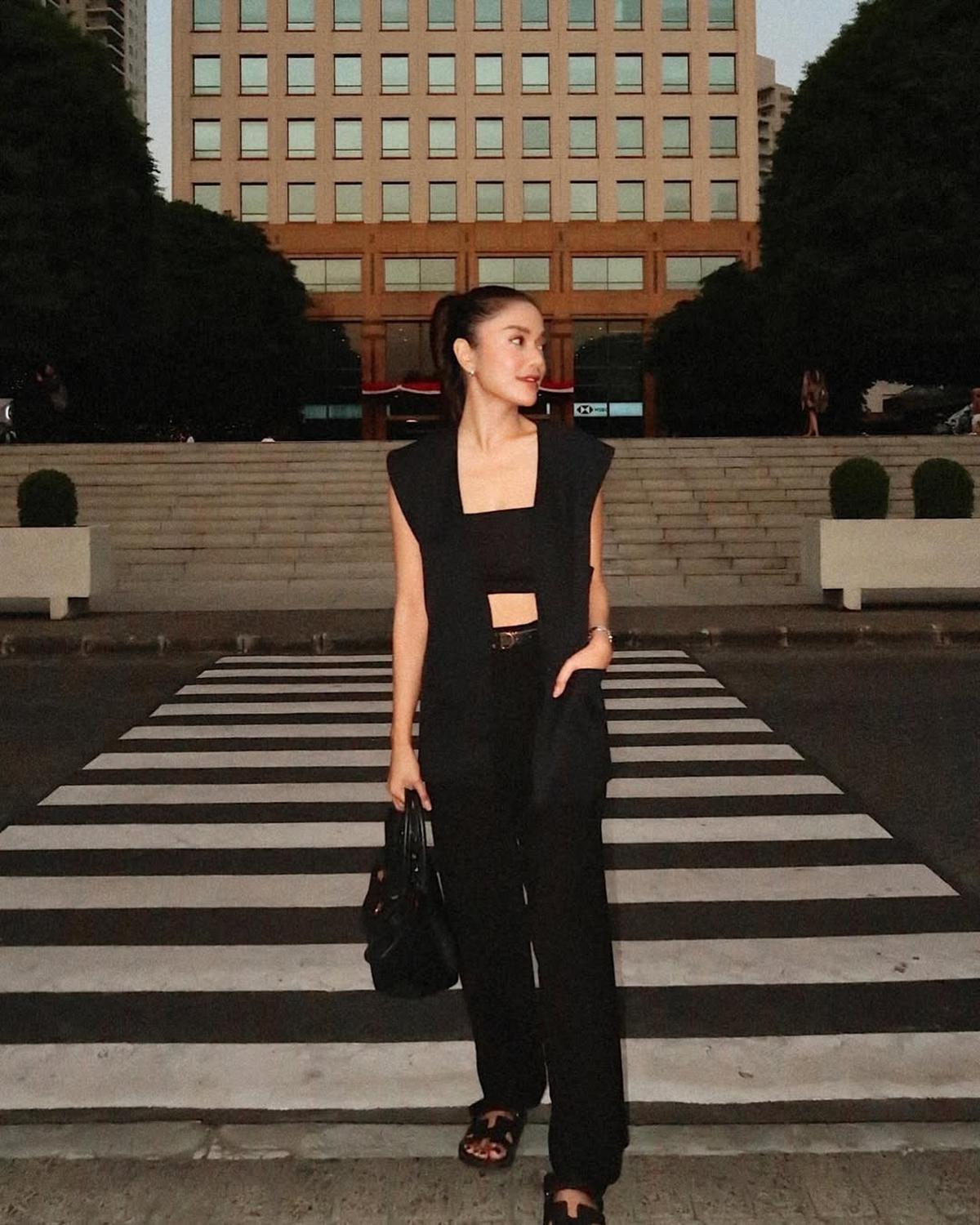 Potret Andi Annisa Iasyah Pakai Baju Hitam, Dari Casual hingga Sporty yang Kece Abis
