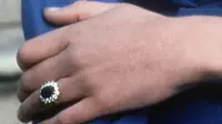 Cincin safir biru yang dikenakan Putri Diana (AP)
