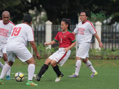 Pemain Timnas Wanita Indonesia, Dhanielle Dephne (2kanan) melewati adangan Legenda Indonesia pada laga uji coba di Lapangan ABC Senayan, Jakarta, Kamis (5/4/2018). Timnas Wanita Indonesia menang 3-2. (Bola.com/Nick Hanoatubun)