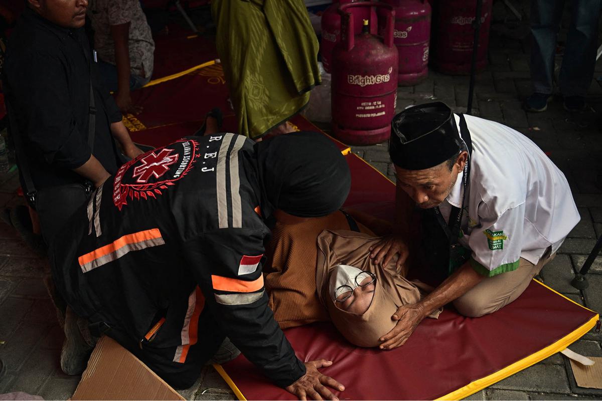 FOTO: Tangis Keluarga  Menunggu Santri Korban Musala Ambruk