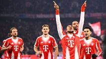 Para pemian Bayern Munchen merayakan gol yang dicetak oleh Michael Olise ke gawang VfL Wolfsburg dalam laga lanjutan Liga Jerman 2025/2026 di Allianz Arena, Munchen, Jerman, Minggu (11/01/2026) waktu setempat. (AP Photo/DPA/Sven Hoppe)