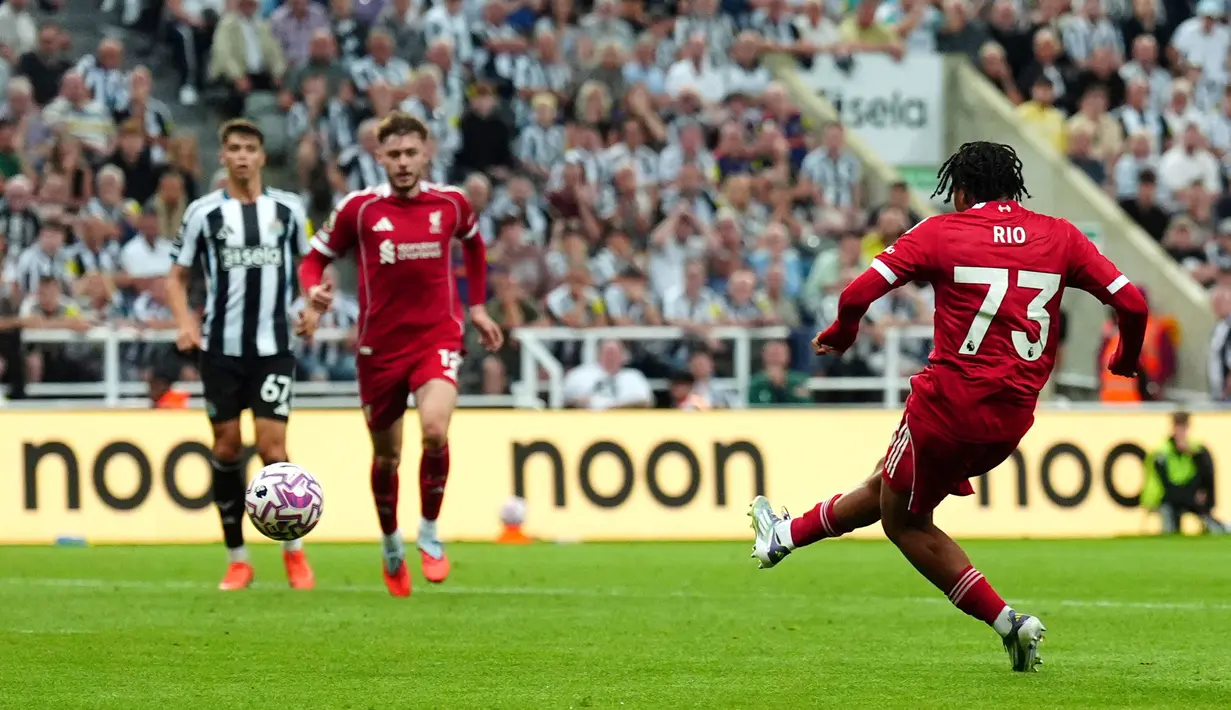 Empat menit berselang, pemain berkebangsaan Inggris tersebut berhasil mencetak gol kemenangan untuk The Reds. Ia berhasil memanfaatkan gerakan tipuan dari Dominik Szoboszlai yang seolah ingin menerima umpan dari Mohamed Salah. (AP Photo/PA/Owen Humphreys)
