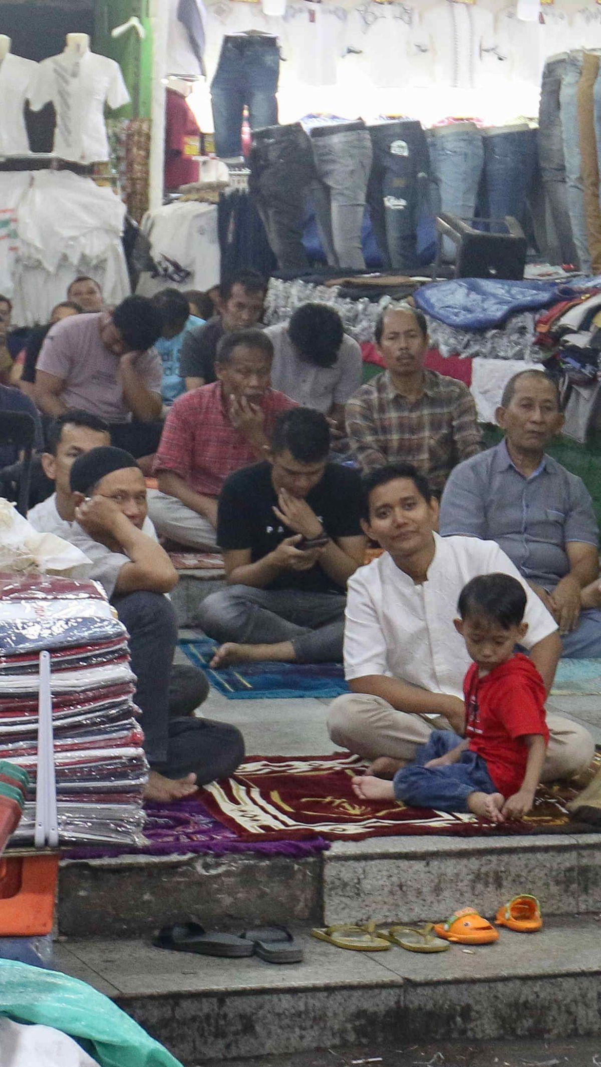 Ramainya pengunjung Pasar Tanah Abang saat Ramadan membuat jemaah salat Jumat tampak membeludak.&nbsp;Liputan6.com/Herman Zakharia