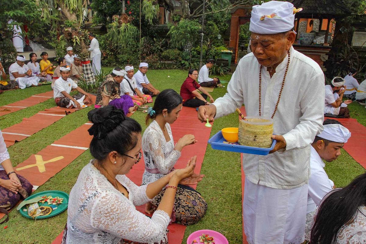 FOTO: Suasana Khusyuk Perayaan Galungan di Pura Cinere, Jakarta Selatan