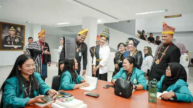 Gaya Serasi Bobby Nasution dan Kahiyang Ayu Resmikan Gedung Perpustakan, Padukan Busana Ngantor Hitam Putih dengan Ulos