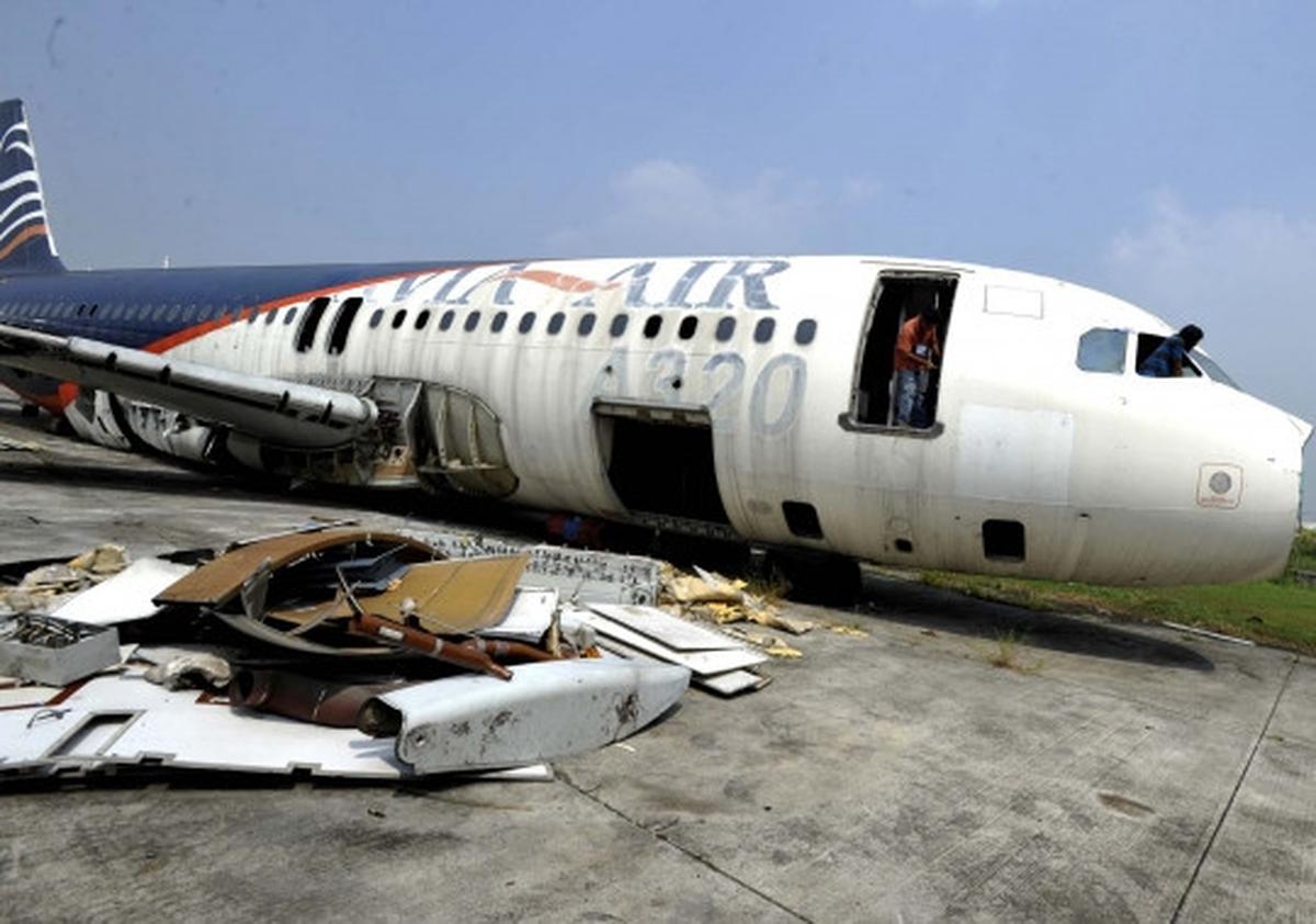 Mengintip pemotongan bangkai pesawat di Bandara Soekarno-Hatta