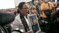 Ibunda Nofriansyah Yosua Hutabarat atau Brigadir J, Rosti Simanjuntak membawa foto sang anak saat menghadiri sidang vonis terdakwa Ferdy Sambo di Pengadilan Negeri Jakarta Selatan, Senin (13/2/2023). Rosti didampingi kuasa hukum keluarga Martin Lukas Simanjuntak menonton langsung sidang putusan terhadap Ferdy Sambo. (Liputan6.com/Faizal Fanani)