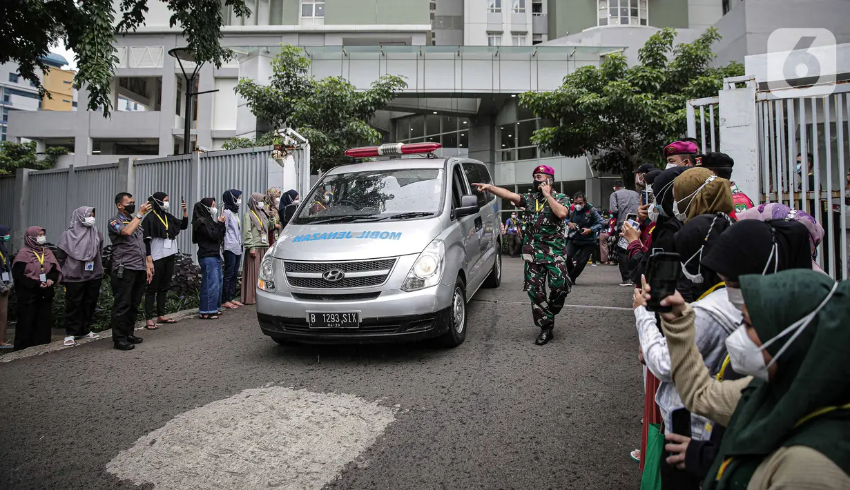 Suasana pelepasan salah satu tenaga kesehatan yang meninggal akibat terpapar COVID-19 di RSDC Wisma Atlet, Jakarta, Rabu (23/2/2022). Pelepasan jenazah Tiur Octavia yang meninggal setelah dirawat di RS Persahabatan dihadiri ratusan rekan tenaga kesehatan RSDC. (Liputan6.com/Faizal Fanani)