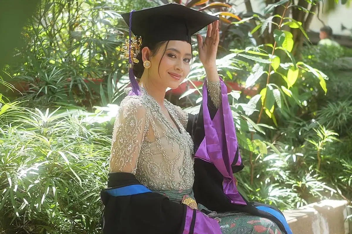 Laura Theux Tampil Look Bali saat wisuda. [@laura_theux]