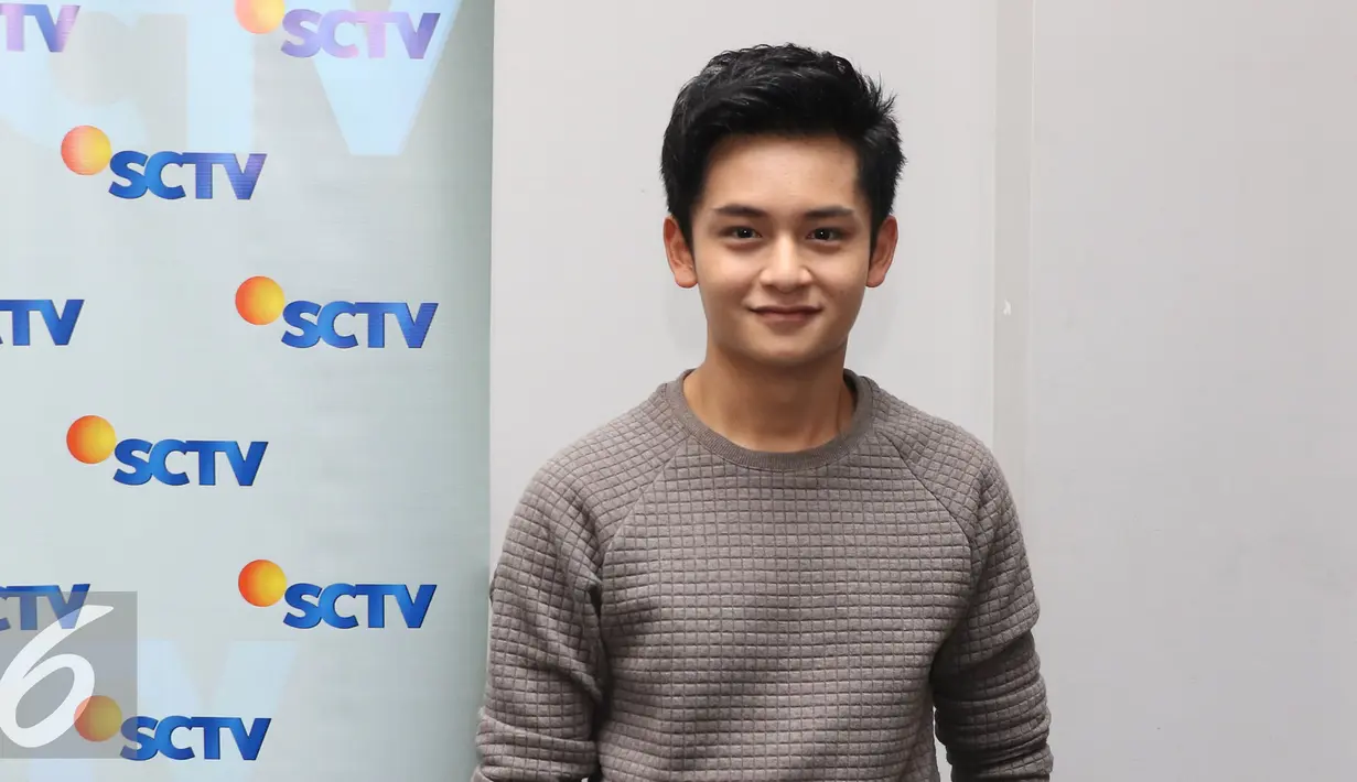 Artis Randy Martin berpose usai jumpa pres HUT SCTV ke-26 di SCTV Tower, Jakarta, (11/8). HUT SCTV yang ke-26 akan diadakan di istora senayan  secara Live pada pukul 18.45 Wib. (Liputan6.com/Herman Zakhari