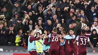 Striker West Ham United #20 Jarrod Bowen berselebrasi dengan rekan setimnya setelah mencetak gol ke gawang Arsenal dalam laga putaran keempat atau babak 16 besar Carabao Cup 2023/2024 di London Stadium, Kamis (2/11/2023) dini hari WIB. (HENRY NICHOLLS / AFP)