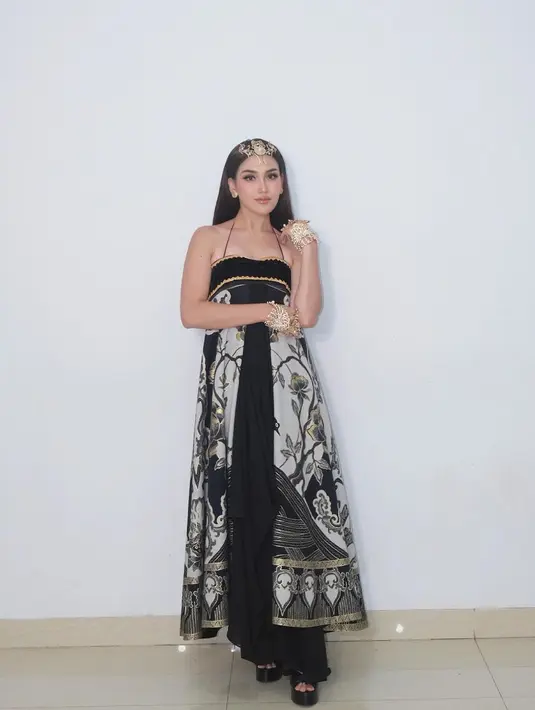 Menampilkan halterneck strap dress dengan kemben velvet dan balutan batik abu-abu emas sebagai aksen [@ayutingting92]