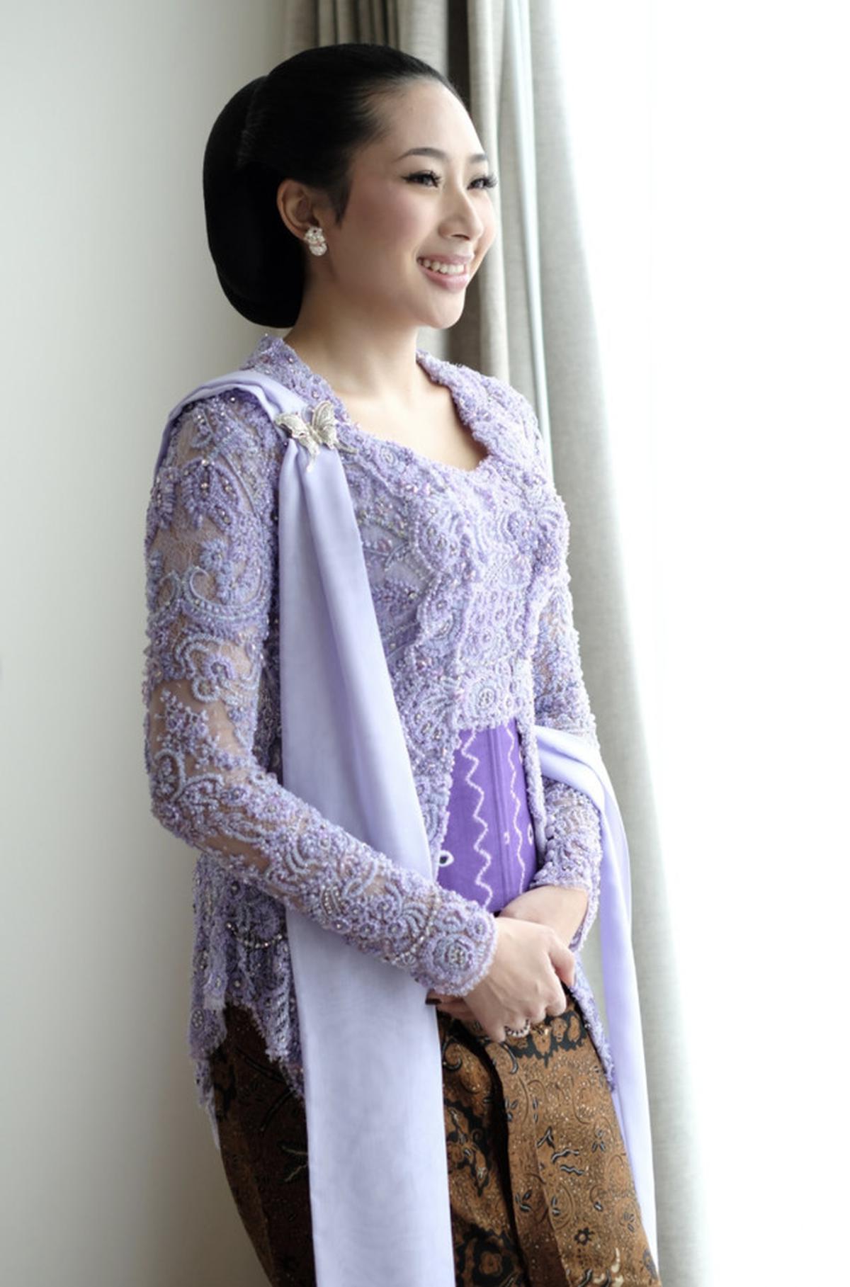 8 Model Kebaya Soft Ungu Terbaru 2026, Gaya Anak Bungsu Tommy Soeharto Curi Perhatian