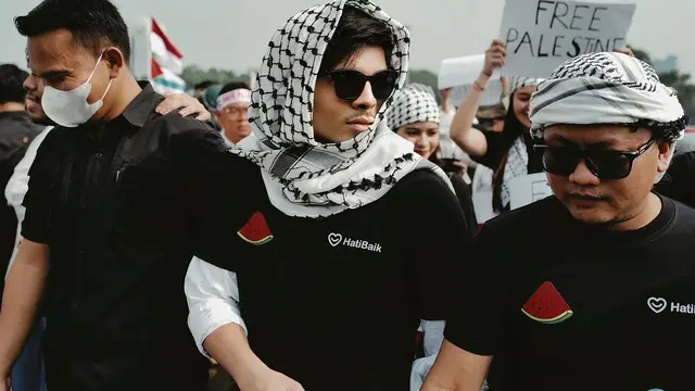 Atta Halilintar ikut menyuarakan dukungannya pada Palestina di Monas, Minggu 5 November 2023