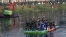 Ratusan personel gabungan TNI/ POLRI dan petugas penanganan prasarana dan sarana umum (PPSU) mengangkat sampah liar di Kanal Banjir Barat kawasan RPTRA Kalijodoh Jakarta, Sabtu , 15 Agustus 2026. (KLY/ Arie Basuki).