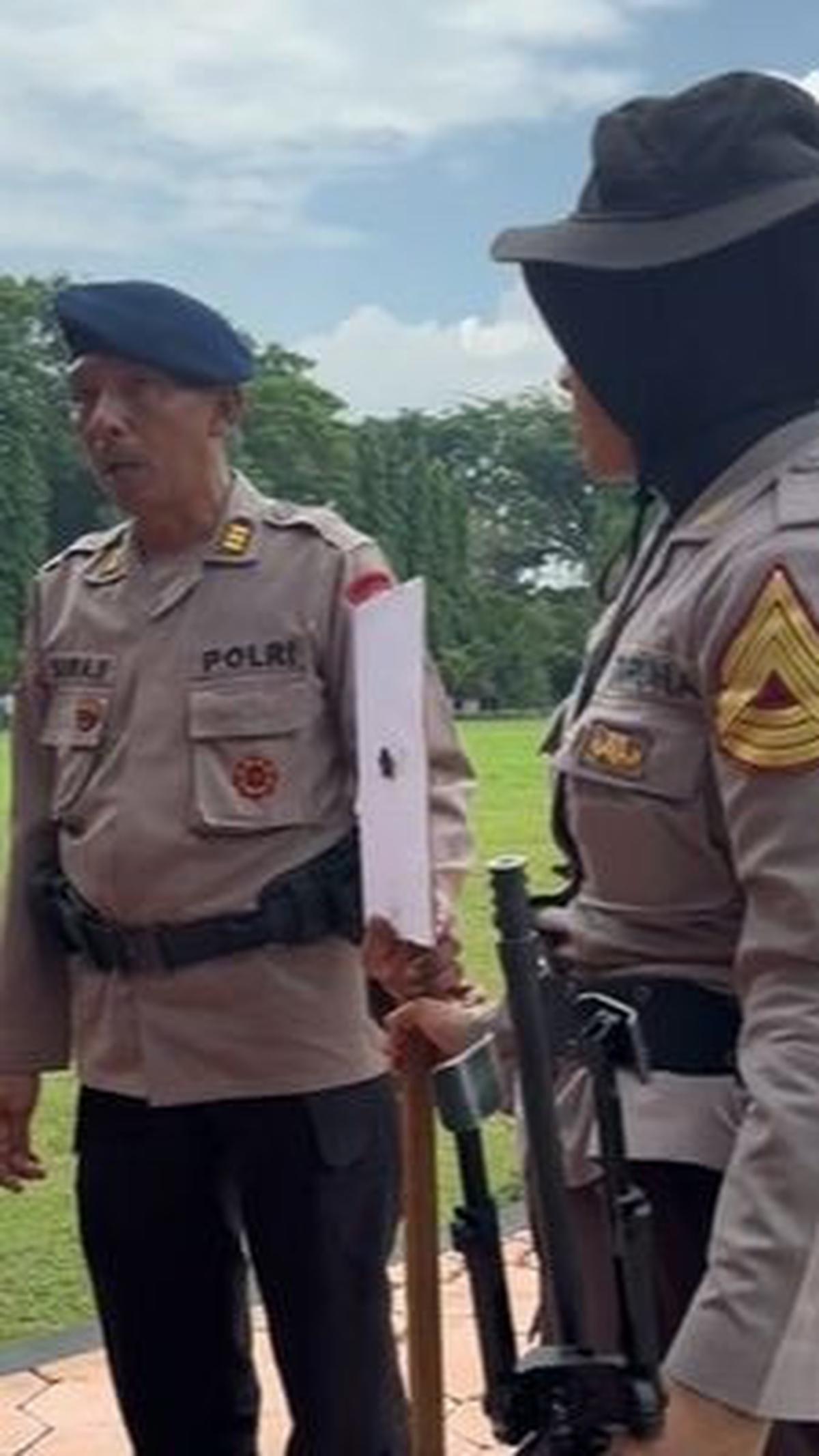 "Luar biasa taruni Akpol menembak koin dari jarak 100 meter dari ketinggian," tulis keterangan video.