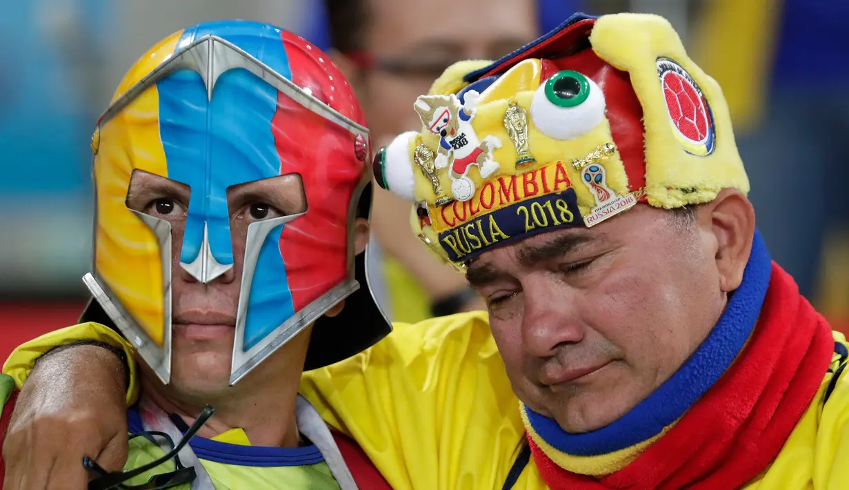 Kesedihan suporter timnas Kolombia setelah tim kesayangan mereka takluk dari Inggris pada pertandingan 16 besar Piala Dunia 2018 di Stadion Spartak, Rusia, Selasa (3/7). Kolombia menyerah 3-4 dari Inggris melalui drama adu penalti. (AP/Ricardo Mazalan)