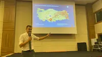 Direktur Komunikasi Korporat JSC Akkuyu Nuclear Vasilii Korelski&nbsp;pada Senin (20/10/2025) di Mersin, Turki, mengatakan bahwa puncak konstruksi lebih dari 30.000 orang bekerja setiap hari di lokasi (Dok. Liputan6.com/Teddy Tri Setio Berty).