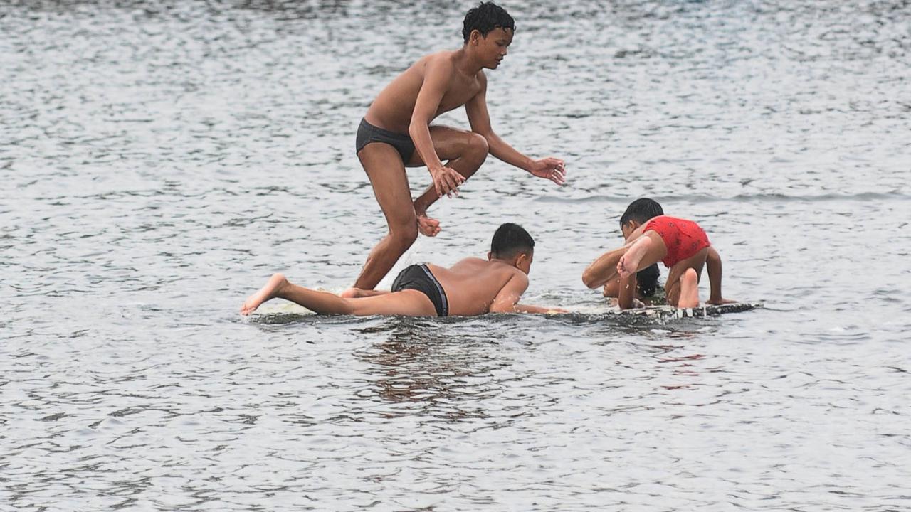 Peran orang tua untuk selalu mengawasi anak-anak bermain di area tersebut sangat dibutuhkan. Penggunaan pelampung yang sesuai juga dapat disarankan untuk menjaga keselamatan mereka. Foto: merdeka.com / Imam Buhori<br>