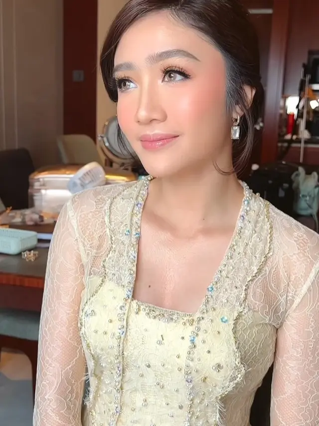 Febby Rastanty pakai kebaya putih (Instagram/febbyrastanty)