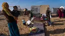Militer Israel memberitahu orang-orang di kawasan permukiman di sisi timur laut Khan Younis untuk pergi demi keselamatan mereka sendiri, dan mengarahkan mereka ke daerah-daerah yang lebih jauh di selatan. (AP Photo/Fatima Shbair)