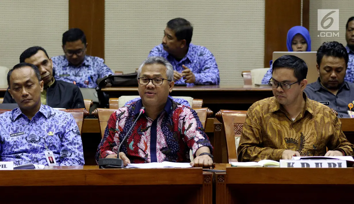 Ketua KPU Arief Budiman (tengah) saat menggelar rapat di Kompleks Parlemen, Senayan, Jakarta, Senin (21/5). Rapat itu membahas pemasalahan terkait Daftar Pemilih Tetap dan Daftar Pemilih Sementara (DPT dan DPS) dalam Pilkada 2018.(Liputan6.com/JohanTallo)
