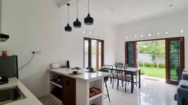 Inspirasi Rumah Type 45 dengan Dapur Terbuka Anti Asap dan Bau yang Bikin Sehat Penghuninya Model Integrasi Dapur dengan Area Makan Multifungsi