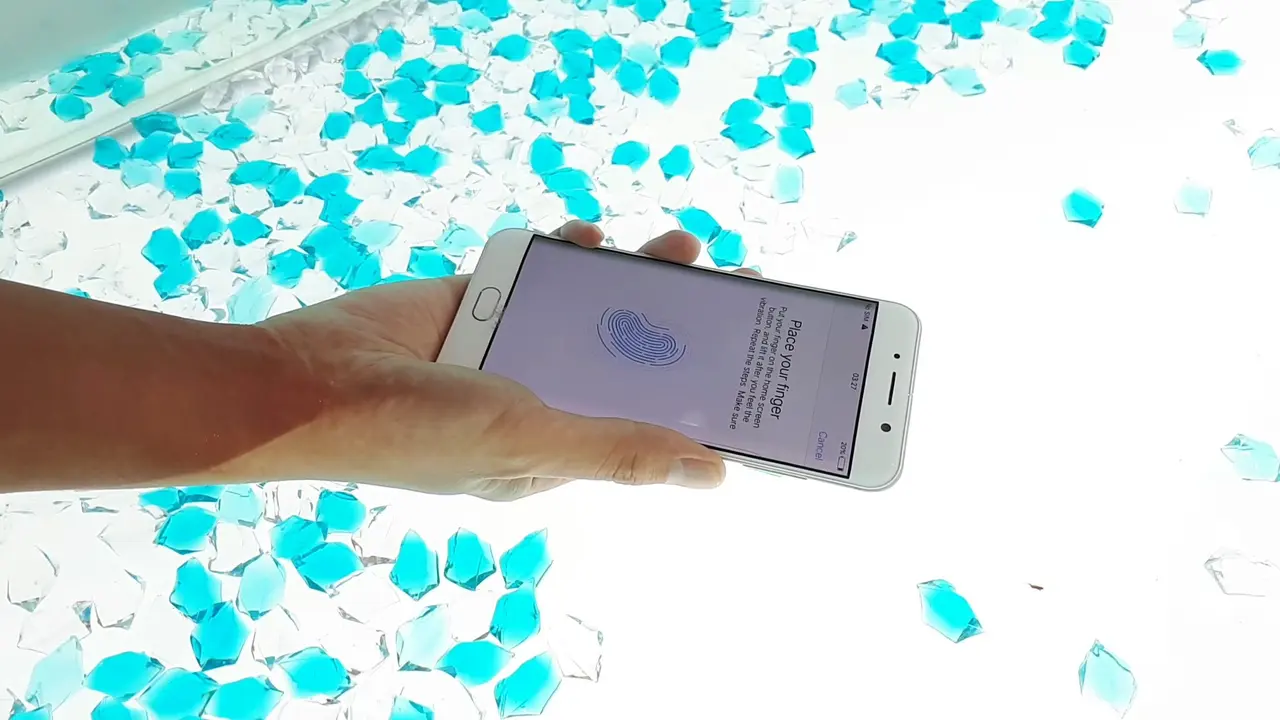 Demonstrasi Pemindai Sidik Jari Under Display Fingerprint Scanning Solution di Purwarupa Smartphone Vivo. Liputan6.com/Agustinus Mario Damar