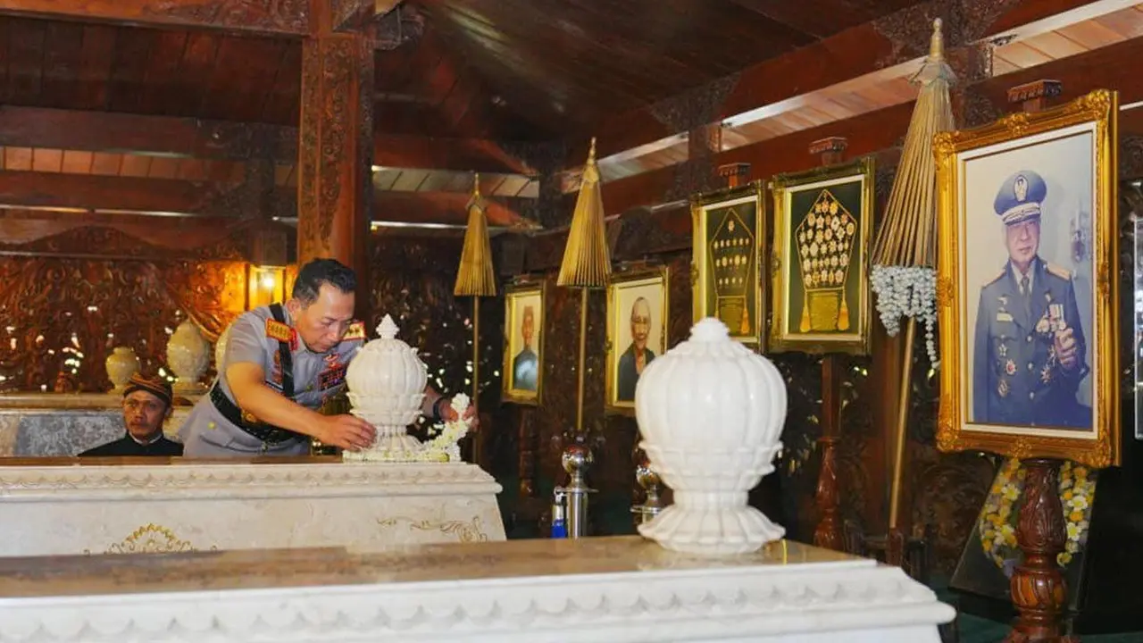 Kapolri Jenderal Pol. Listyo Sigit Prabowo berziarah dan menaburkan bunga di makam Presiden kedua RI Soeharto di Astana Giribangun, Kabupaten Karanganyar, Jawa Tengah, Sabtu (20/6/2026) (Istimewa)