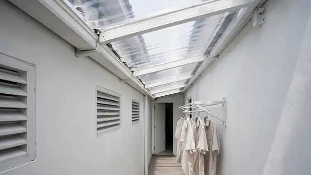 Contoh lorong terbuka dengan atap polikarbonat untuk jemuran (Generated with AI)