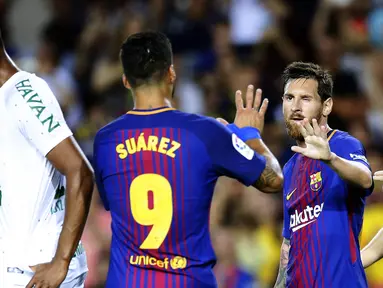 Bintang Barcelona, Lionel Messi, merayakan gol yang dicetaknya atas Chapecoense pada laga trofi Joan Gamper di Stadion Camp Nou, Barcelona, Senin (7/8/2017). Barcelona menang 5-0 atas Chapecoense. (AP/Manu Fernandez)