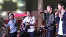 Andre Hehanussa tampil bersama Coboy Junior saat Konser Bintang 3 Generasi di Summarecon Mall Serpong, Tangerang, Sabtu (19/3/2016). Konser tersebut merupakan bagian dari rangkaian acara ulang tahun Bintang.com yang pertama. (Liputan6.com Angga Yuniar)