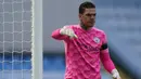 Ederson Moraes. Kiper Brasil berusia 28 tahun ini didatangkan Manchester City dari Benfica pada 2017/2018 senilai 40 juta euro. Kedatangannya adalah reaksi atas penampilan Claudio Bravo yang di bawah standar. Raihan Golden Glove musim 2019/2020 dan 2020/2021 jadi pembuktiannya. (AFP/Pool/Tim Keeton)