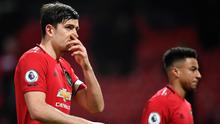 Bek Manchester United, Harry Maguire, tampak kecewa usai ditaklukkan Burnley pada laga Premier League di Stadion Old Trafford, Kamis (23/1/2020). Manchester United takluk 0-2 dari Burnley. (AFP/Paul Ellis)