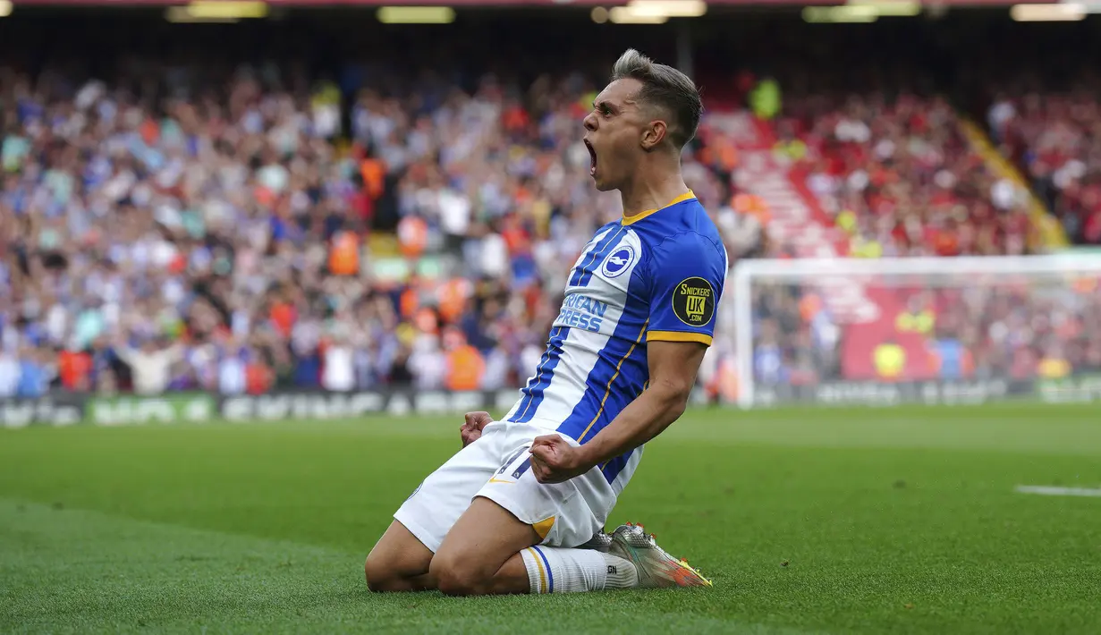 Brighton mampu menyamakan skor 3-3 saat Liverpool fokus menyerang untuk menambah keunggulan. Gol penyeimbang dicetak kembali oleh Leandro Trossard pada menit ke-83. Skor 3-3 pun bertahan hingga laga babak kedua usai. (PA via AP/Peter Byrne)