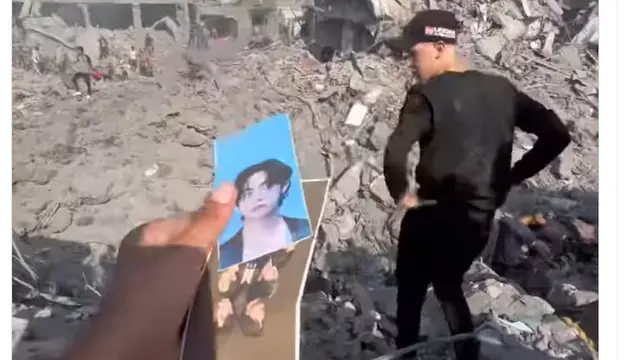 Tampak foto V serta para member BTS lain di reruntuhan bangunan di Palestina. Diduga penggemar BTS, ARMY jadi korban dalam perang Israel - Palestina. (Foto: Tangkapan Layar akun X @RJLetsGo dari Instagram Story @ahmad.ibraa)