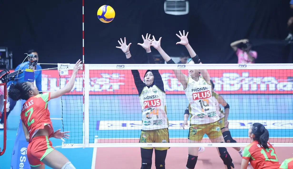 Pemain asing Jakarta Pertamina Enduro, Wilma Salas melakukan pukulan kearah pertahanan Gresik Phonska Plus Pupuk Indonesia di GOR Sritex Arena Solo, Kamis (9/4/2026). (Dok. PBVSI)