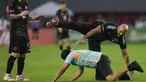 Pengawal Lionel Messi, Yassine Cheuko terjatuh saat berusaha menangkap seorang penyusup lapangan dalam laga persahabatan antara Inter Miami melawan Sporting San Miguelito di Stadion Romeo Fernandez, Panama, Amerika, Senin (03/02/2025) waktu setempat. (AP Photo/Matias Delacroix)