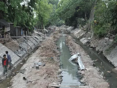 Aktivitas pekerja menyelesaikan proyek normalisasi Kali Kayu Putih, Jakarta, Selasa (15/10/2019). Proyek normalisasi Kali Kayu Putih yang merupakan aliran dari Kali Sunter sebagai langkah Suku Dinas Tata Air Jaktim dalam memaksimalkan fungsi kali pada musim penghujan. (merdeka.com/Iqbal S. Nugroho)