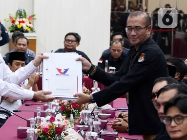 Ketua Umum Partai Perindo Hary Tanoesoedibjo menyerahkan dokumen daftar bakal calon legislatif (bacaleg) kepada Ketua Komisi Pemilihan Umum (KPU) Hasyim Asy'ari di Gedung KPU, Jakarta, Minggu (14/5/2023). (Liputan6.com/Herman Zakharia)