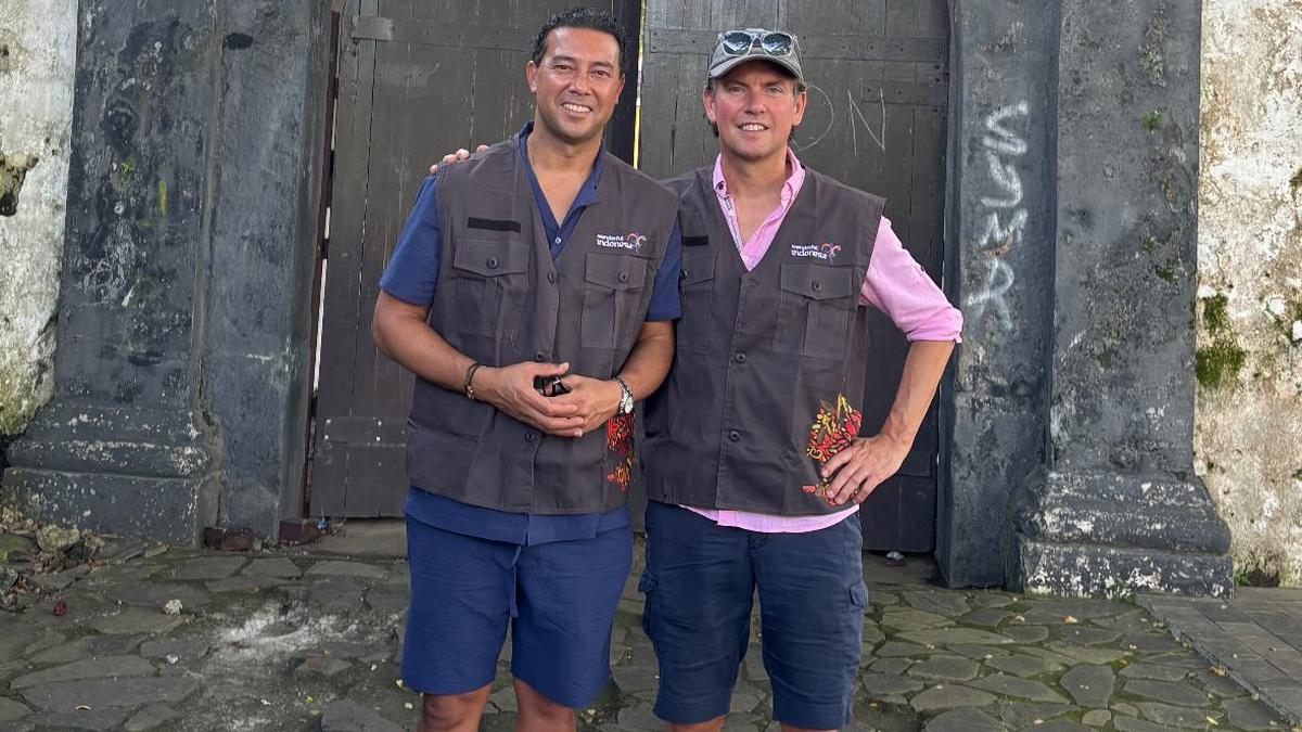 Aktivitas Alex Pastoor dan Denny Landzaat di Ternate: Kunjungi Situs Bersejarah dan Minum Es Kelapa