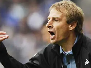 Gaya pelatih Bayern Muenchen Juergen Klinsmann di laga lanjutan Bundesliga melawan Arminia Bielefeld di Bielefeld, 18 April 2009. Muenchen unggul 1-0. AFP PHOTO DDP / PHILIPP GUELLAND 